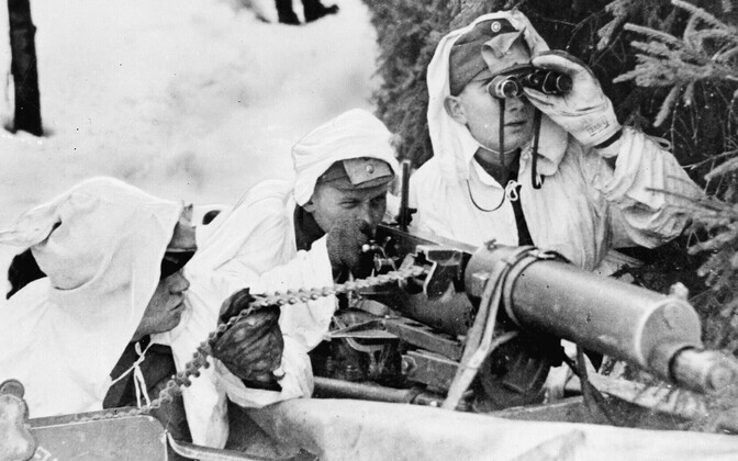 Valgetes maskeerimisrõivastes Soome võitlejad on valmis vaenlase ilmumisel kohe tuld avama. 8. detsember 1939.