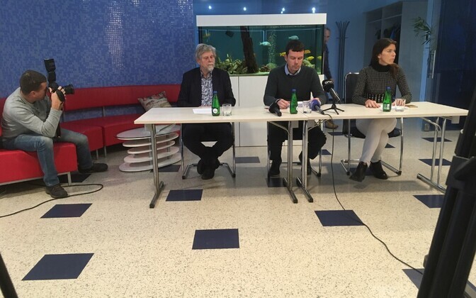 Politseinikud M.V. Wooli kalatehase ees.  VTA pidi ettekirjutuse alusel fikseerima tehase laoseisu, kuid polnud esmaspäeva põrastlõunaks veel hoonesse sisse pääsenud, mistõttu oli sunnitud kaasama selleks politsei.