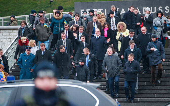 Ukraina president Volodõmõr Zelenskõi asetas pärja  Vabadussõja võidusamba jalamile.