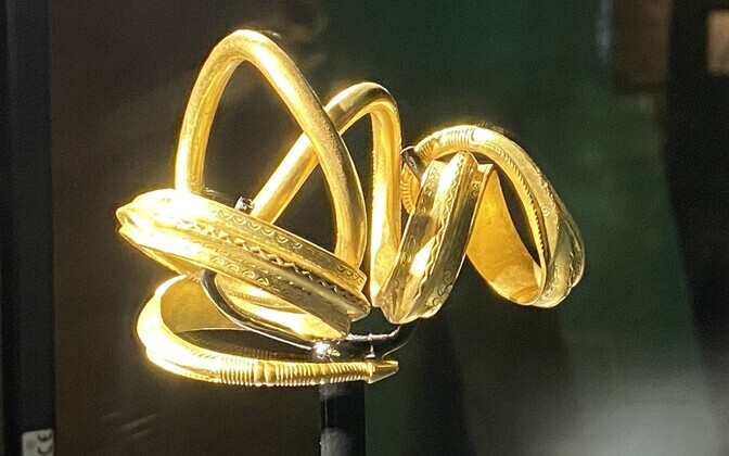 Saaremaalt leitud ajaloolist kuldehet näidati Kuressaare lossis.