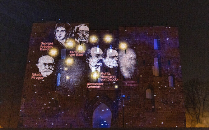 Valgusmäng Toomemäel rahvusülikooli juubeli auks.