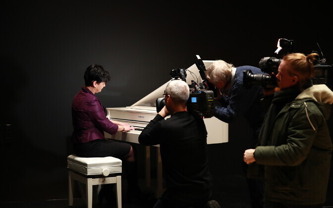 Laine Randjärv lõpetas pressikonverentsi klaveri taga