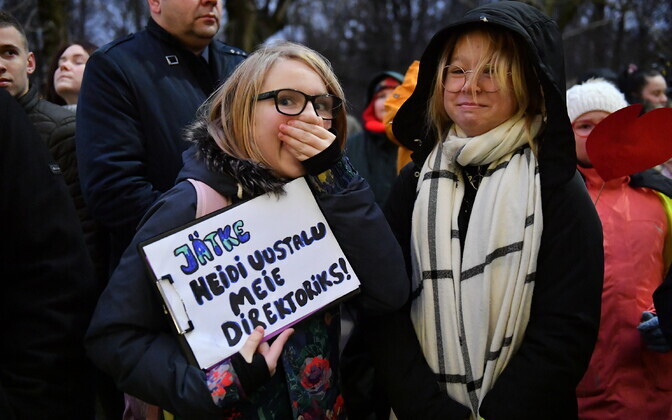 Meeleavaldus Lüganuse vallavalitsuse ees koolidirektor Heidi Uustalu toetuseks