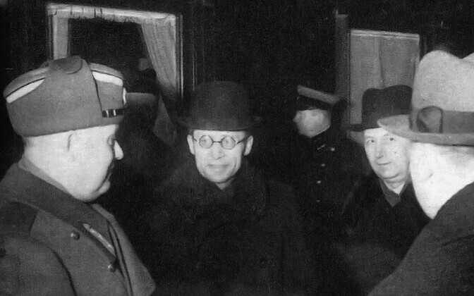 Peaminister Jüri Uluots (keskel) tervitab Tallinnas Balti jaamas sõjavägede ülemjuhatajat kindral Johan Laidoneri, kes saabub Moskvast. Paremal siseminister August Jürima.