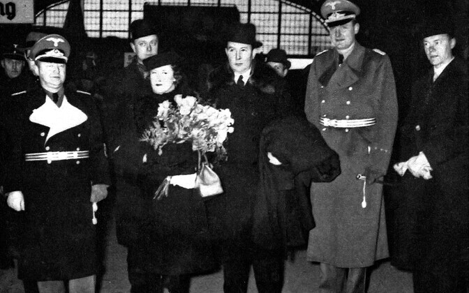 Eesti uus saadik Saksamaal Rudolf Möllerson (keskel) saabub abikaasaga 1939. aasta lõpus Berliini. Neid võtavad vastu Saksa välisministeeriumi ametnikud.