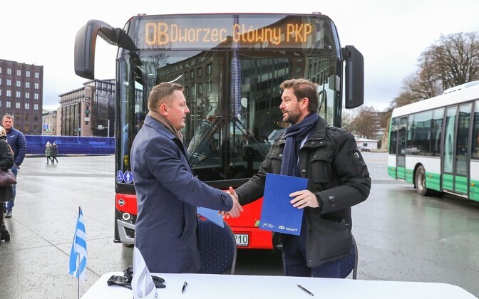 Tallinn City Transport chairman Deniss Boroditš and Solaris chairman Javier Calleja signed the gas bus agreement at Freedom Square.