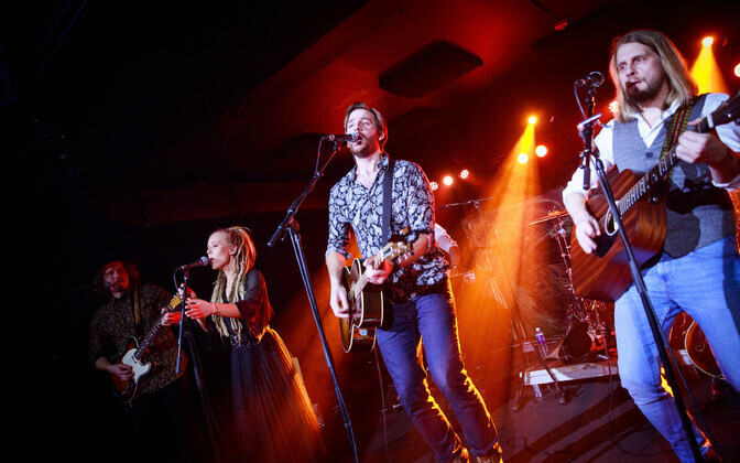 Revals esitles plaati.