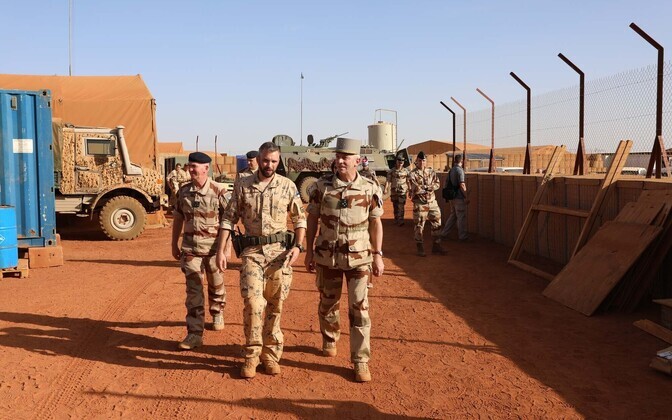 Prantsuse kaitseväe juhataja kohtus Eesti operatsiooniüksusega Malis