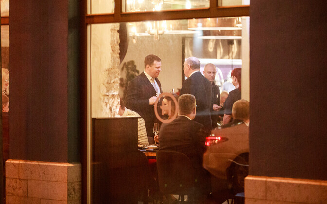 Коалиционные политики собрались в ресторане.