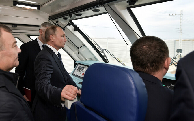 Putin Krimmi raudteesilda ületamas.