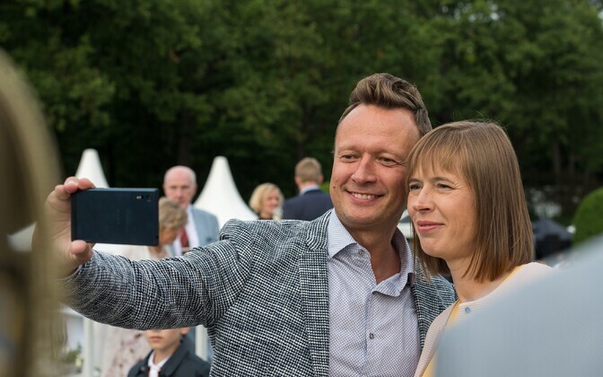 Марко Рейкоп и Керсти Кальюлайд на президентском приеме в Розовом саду в Кадриорге.