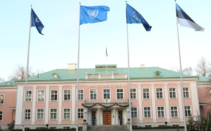 Kersti Kaljulaid heiskas 1. jaanuaril presidendi kantselei ees ÜRO lipu.