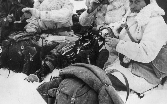 Soomele välisriikidest appi tulnud välismaalastest formeeritud üksuse võitlejad kuuma joogiga end turgutamas. 1940. aasta jaanuar.
