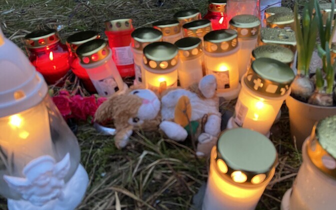 Candles and children's toys brought to the crash site in Saaremaa. January 12, 2020.
