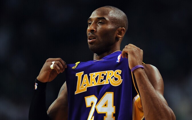 Hooajal 2006/07 hakkas Bryant kandma särginumbrit 24, mis oli tema numbriks ka Lower Merionis. Kaks aastat tagasi tõmbas Lakers lae alla mõlemad ja nõnda sai Bryantist esimene mängija NBA ajaloos, kellel on kaks külmutatud särginumbrit.