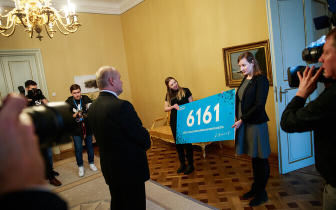 Активисты передали петицию спикеру Рийгикогу..