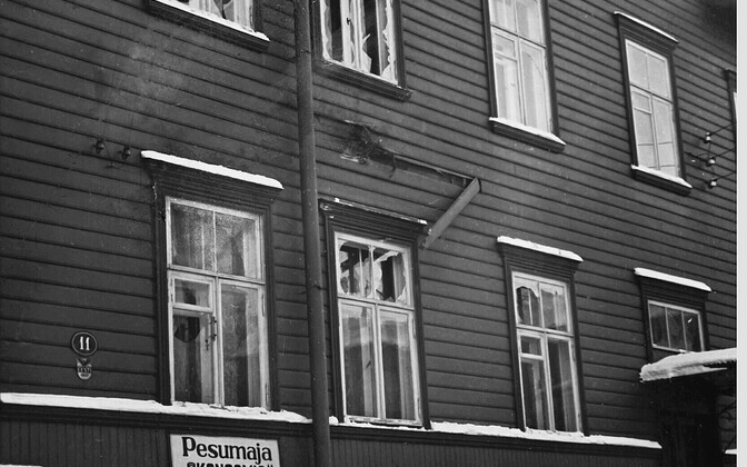 Tallinnas Ahju tänav 11 mürsuplahvatuses viga saanud hoone. Karl Soonpää pere oli just kaks nädalat varem kõrvalmajast ära kolinud. Kokku sai kannatada kolm maja, üks inimene sai raskelt haavata