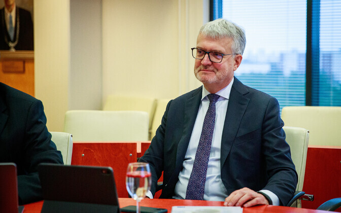 Gunnar Okk nõukogu istungil.