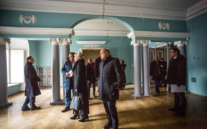 Члены правительства знакомятся со зданием рыцарства.