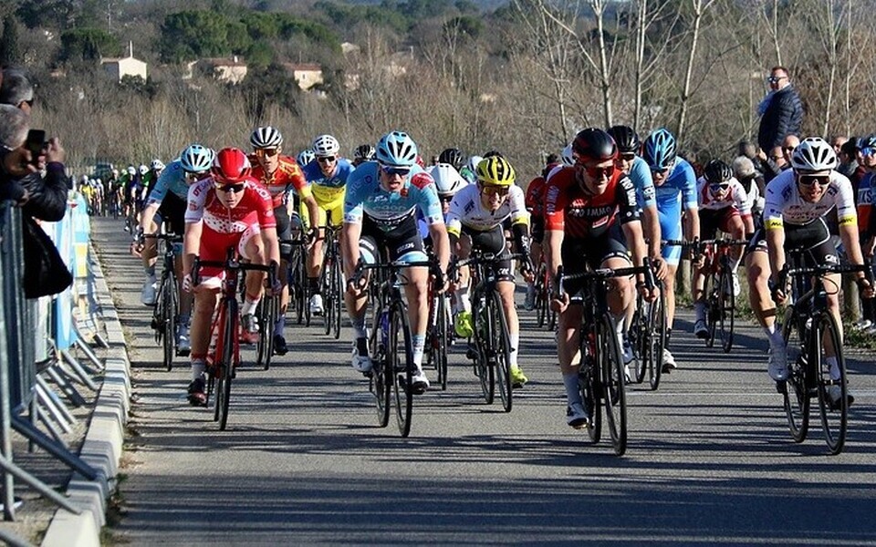 Karl Patrick Lauk on ees punases ja Siim Kiskonen taga kollase kiivriga