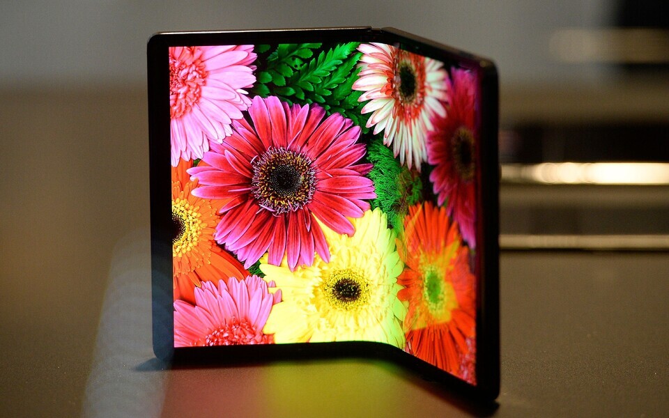 Tarbijates tuleb kokkumurtavate telefonide järele alles isu tekitada.