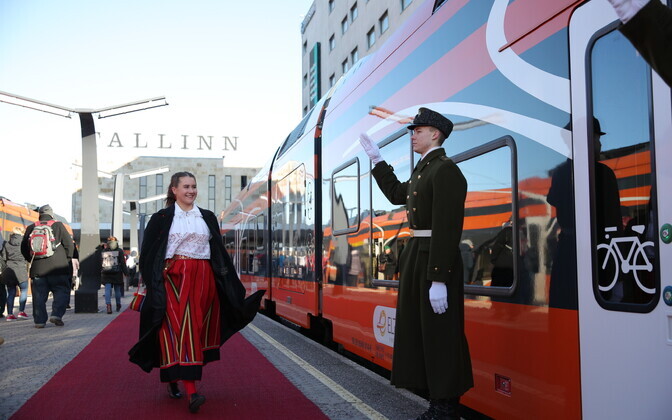 Exclusive Elron train invites specially-invited guests from Tallinn, to the presidential reception in Viljandi.