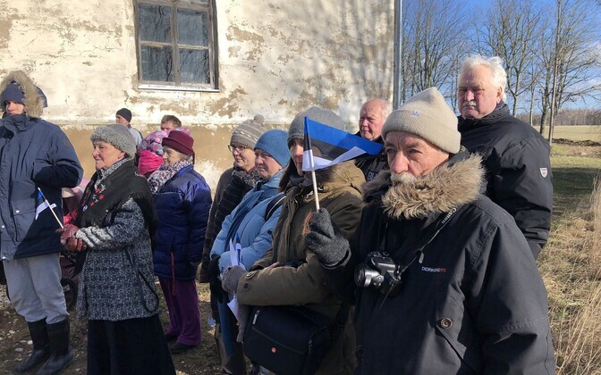 Hümni laulmine Hiiumaal Reigi pastoraadi juures.