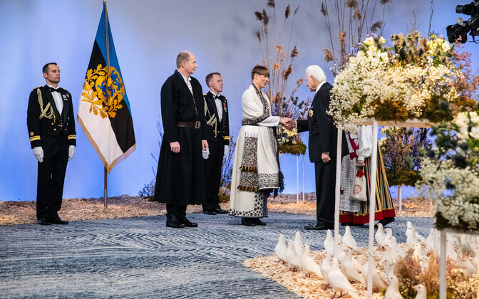 President Kersti Kaljulaid tervitab president Arnold Rüütlit