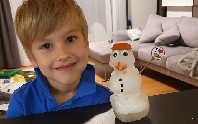 5-aastane Christiano jaanipäeva-lumememmega