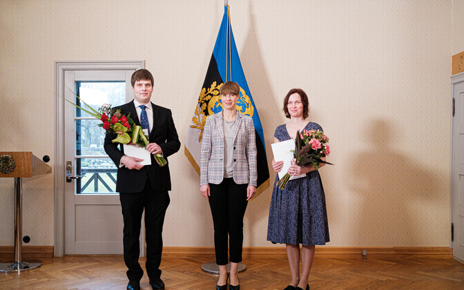 Tartu Ülikooli bioinformaatika teadur Kaur Alasoo, president Kersti Kaljulaid ja Tartu Ülikooli loomaökoloogia teadur Tuul Sepp.