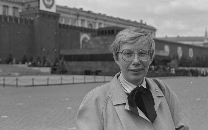 Eesti NSV-st valitud saadik Marju Lauristin NSV Liidu Rahvasaadikute Kongressi I istungi ajal Moskvas, Punane väljak. 1989