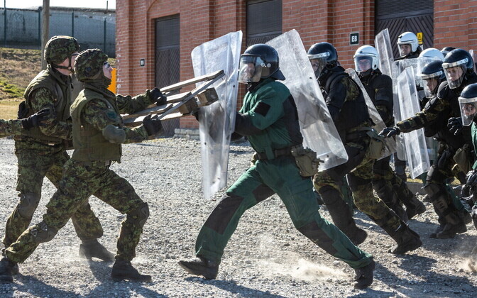 Sõjaväepolitsei vahipataljon õppis massirahutuste mahasurumist.