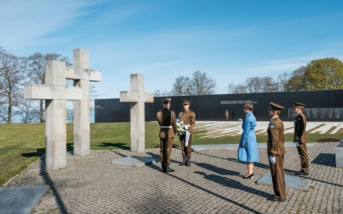 Kersti Kaljulaid honors those who fell in the Second World War.