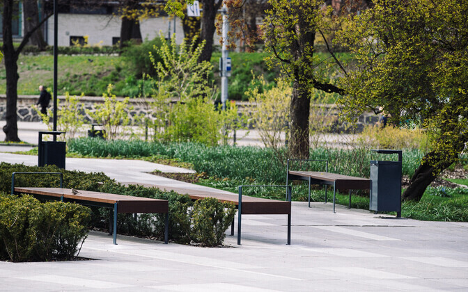 New benches installed in Tammsaare Park.