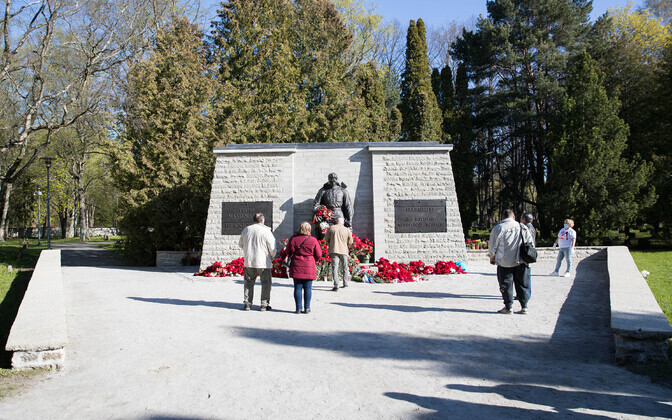 Inimesed tähistamas Nõukogude Liidu võitu Natsi-Saksamaa üle 9. mail 2020 Tallinnas Pronkssõduri juures.