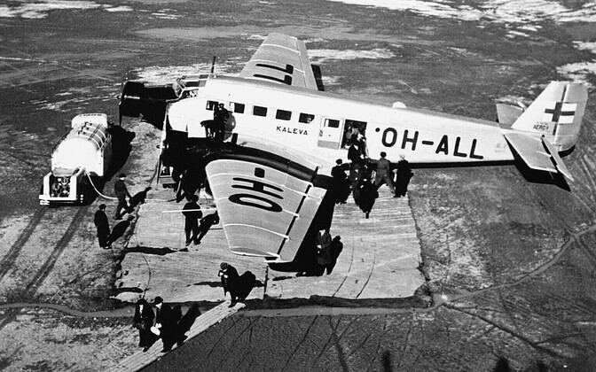 Junkers-52 tüüpi reisilennuk Kaleva Helsingist põhja pool asuval Malmi lennuväljal tankimas.