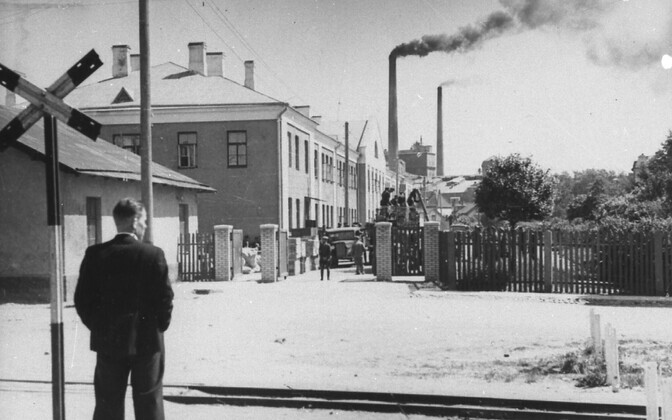June 17, 1940. Estonian military equipment is moved to make room for Soviet troops: preparations for moving Estonian war machinery in the area behind the current Tallinn Bus Station.