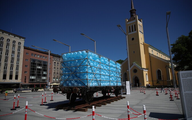 Juuniküüditamise ohvrite mälestuseks loodud installatsioon 
