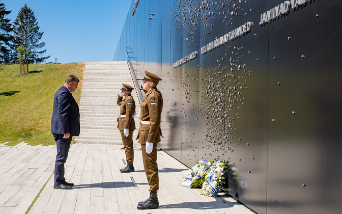 Justiitsminister ja kaitseminister asetasid pärja küüditamisohvrite mälestuseks