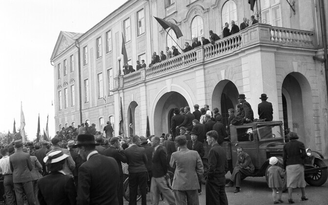 Miiting Toompea lossi juures 21. juuni õhtupoolikul. Toompea loss võeti üle pärast kella kuut, kell 18.20 toodi rõdule punased lipud. Nn poliitvangid siirdusid lossi rõdule, kus asusid pajatama miitingulistele oma vanglaelu mälestusi.