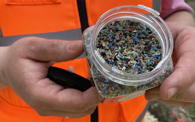 PlPlastijäätmeid sisaldava asfaldimassi laotamine Sargveres.