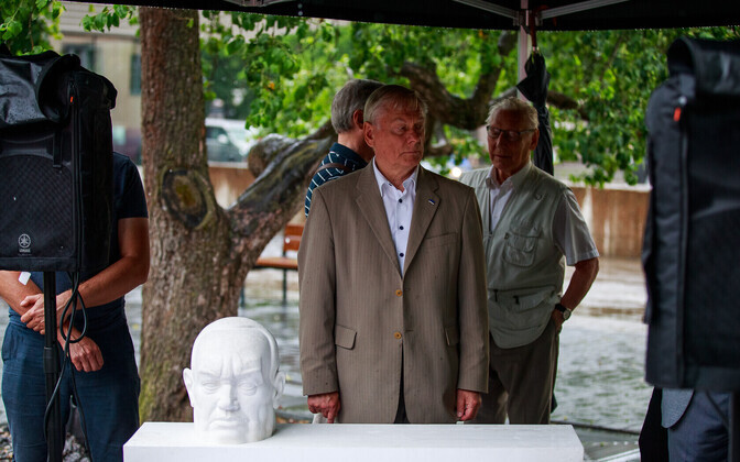 Unveiling of the winning Konstantin Päts memorial design competition on Monday.