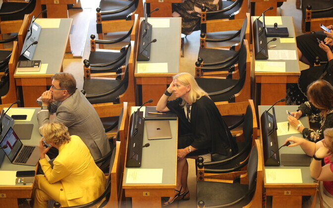 Riigikogu istungitesaal, esiplaanil Kristina Šmigun-Vähi