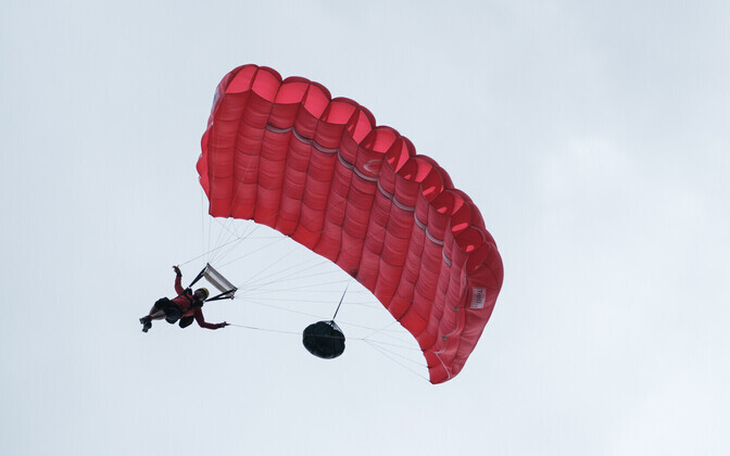 Tallinna teletorn tähistas sünnipäeva langevarjurite hüppemaratoniga.