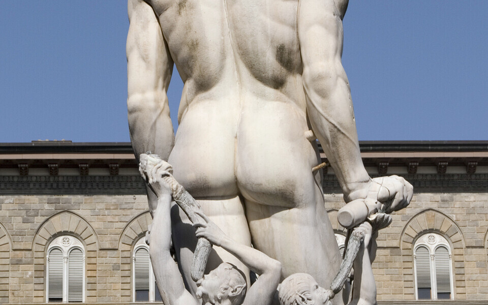 Merejumala Neptuuni skulptuur tagantvaates Itaalias Firenzes.