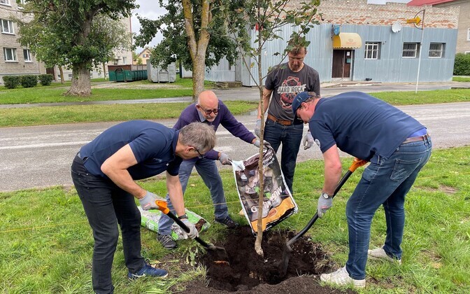 Команда парусника Admiral Bellingshausen посадила в Палдиски 106 саженцев.
