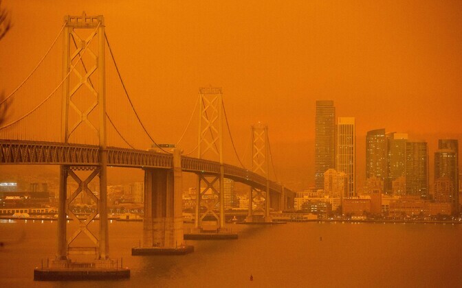 Maastikupõleng Californias. San Francisco on mattunud põlengute põhjustatud oranži suitsu sisse.