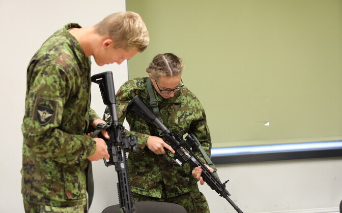 Officers and NCO's getting acquainted with the LMT R-20 Rahe.