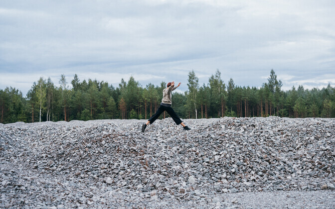 Группа Centre El Muusa записала концерт возле недостроенного ветряка в Айду.