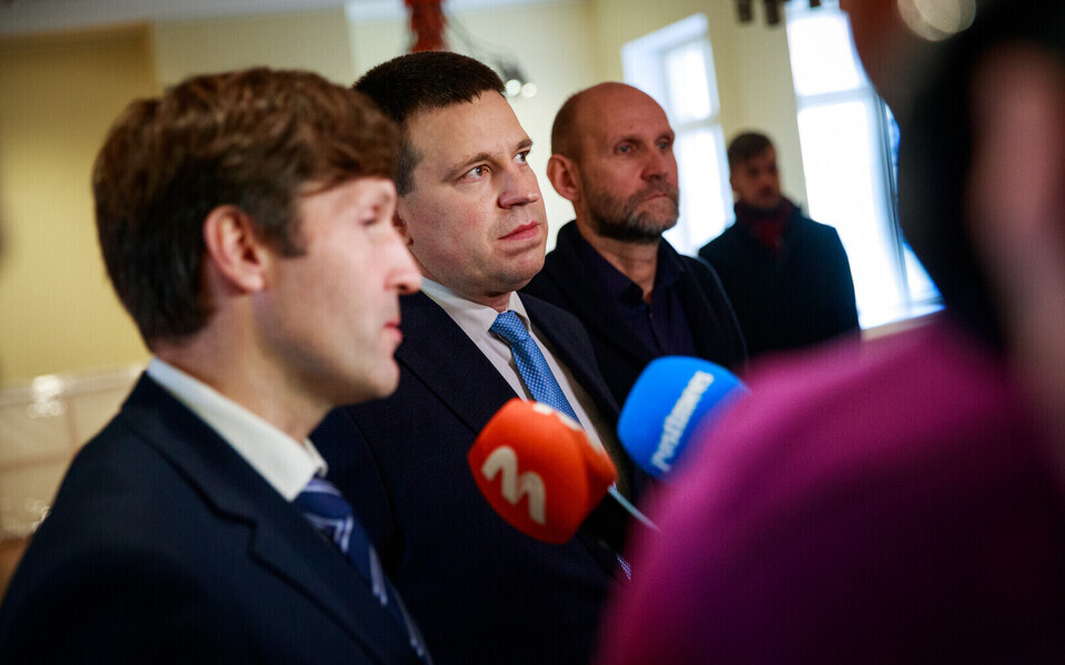 Лидеры партий правящей коалиции (слева направо): Мартин Хельме, Юри Ратас и Хелир-Валдор Сеэдер.)